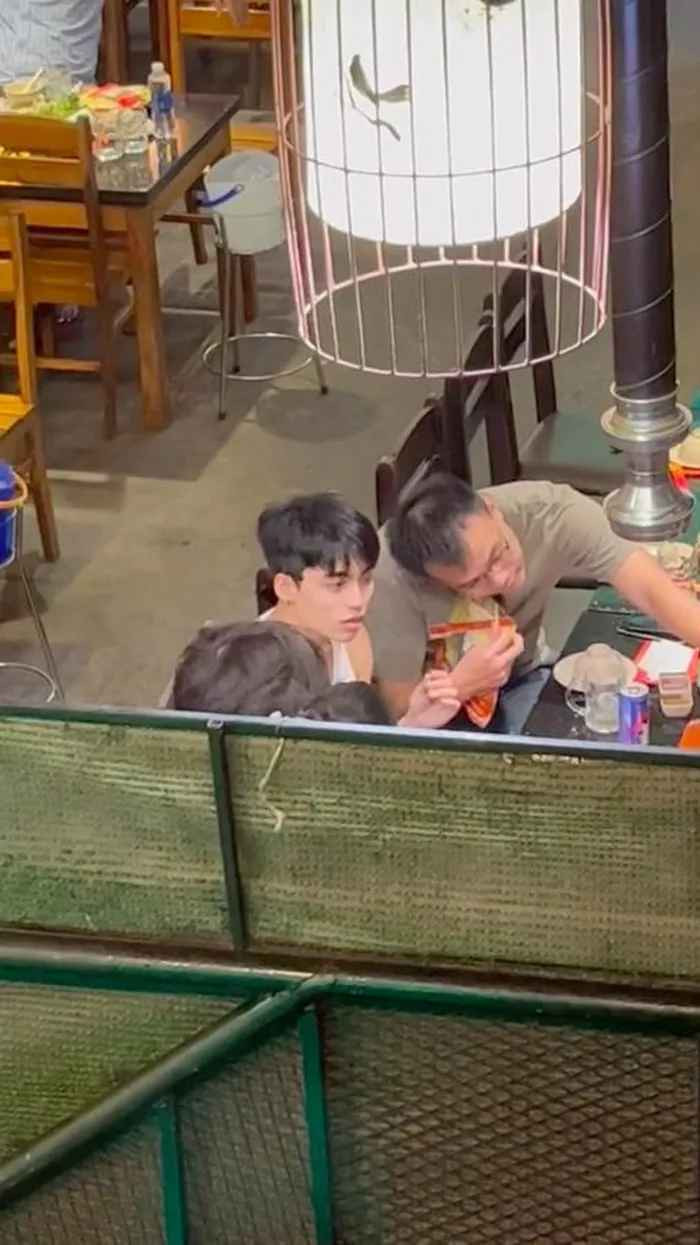 Mới đây, một đoạn clip ghi lại cảnh nam ca sĩ sinh năm 2000 đi ăn cùng người thân đã nhận được sự quan tâm lớn trên TikTok với hơn 200 nghìn lượt yêu thích cùng hơn 1200 bình luận từ cư dân mạng.