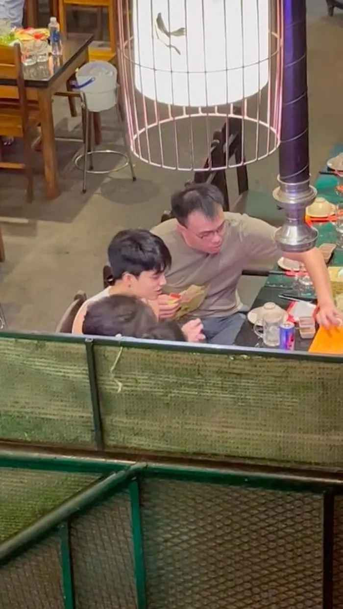 Khoảnh khắc đời thường tỏa sáng bần bật của nam ca sĩ trẻ nhận được vô số lời khen từ cư dân mạng.