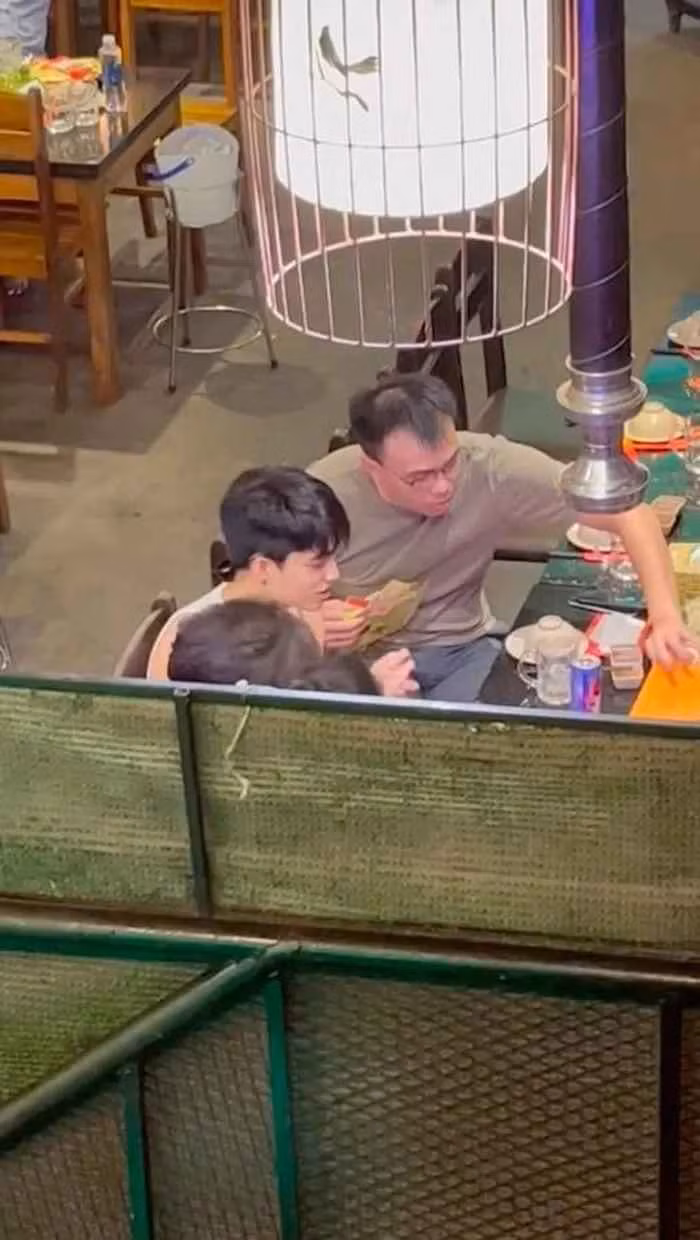 Khoảnh khắc đời thường tỏa sáng bần bật của nam ca sĩ trẻ nhận được vô số lời khen từ cư dân mạng.