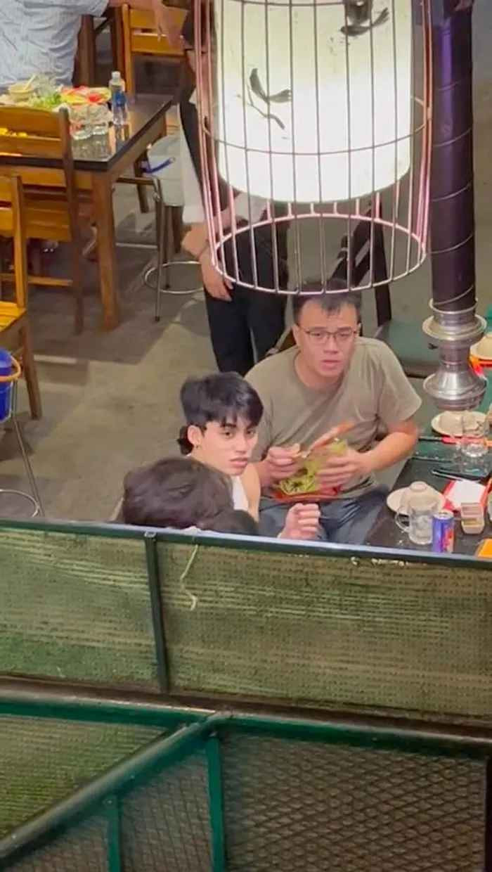 Trong clip, dù bị quay lén từ xa nhưng MONO Việt Hoàng vẫn nổi bật với khuôn mặt góc cạnh, sắc nét, gu thời trang cá tính.