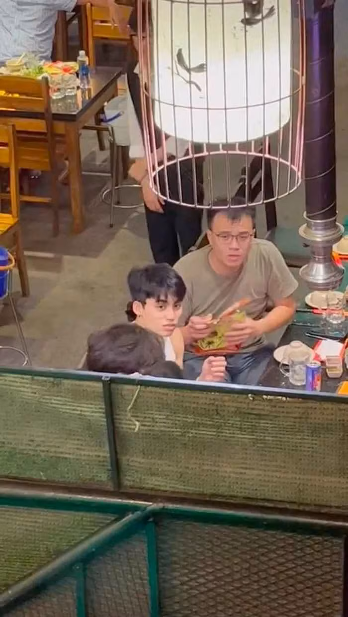 Trong clip, dù bị quay lén từ xa nhưng MONO Việt Hoàng vẫn nổi bật với khuôn mặt góc cạnh, sắc nét, gu thời trang cá tính.