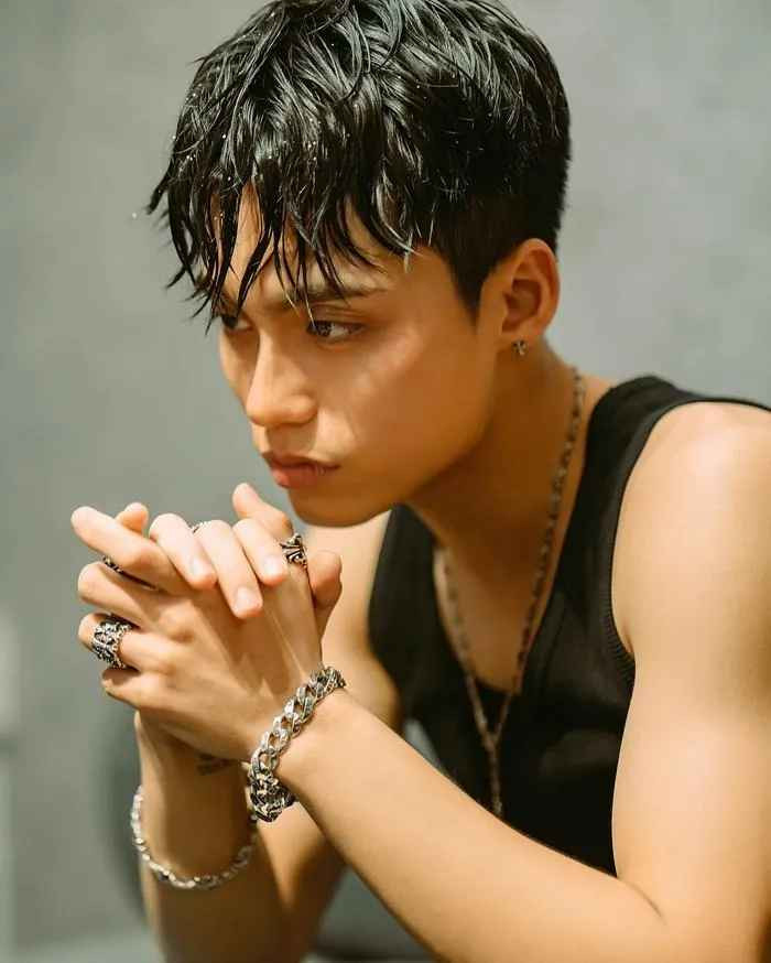 Dù chỉ mới ra mắt 1 tháng nhưng MONO Việt Hoàng - em trai Sơn Tùng M-TP liên tục gây sốt trên mạng xã hội với những chia sẻ về con đường nghệ thuật và các ca khúc bắt tai trong album đầu tay.