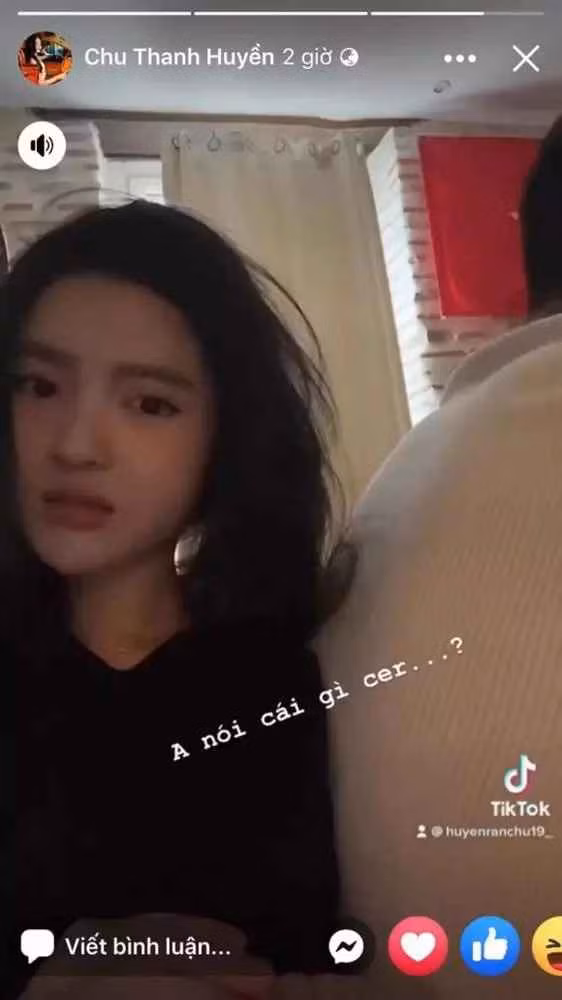 Từ loạt ảnh chụp màn hình cho thấy, nàng hot girl nhìn kém sắc hơn hẳn do gương mặt không make-up cộng thêm clip quay ở một căn phòng có ánh sáng kém.