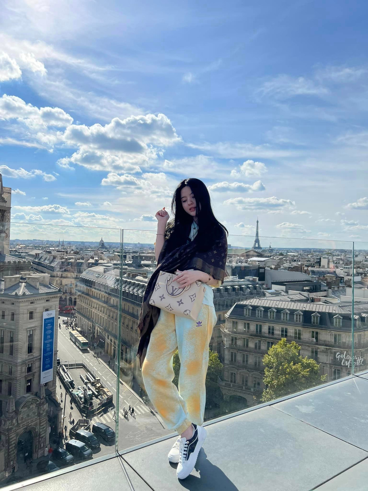 Từ một số hình ảnh đăng tải trên trang cá nhân cho thấy nàng WAGs có cuộc sống sang chảnh, thường xuyên khoe việc dùng đồ hiệu, có đời sống của một quý cô.