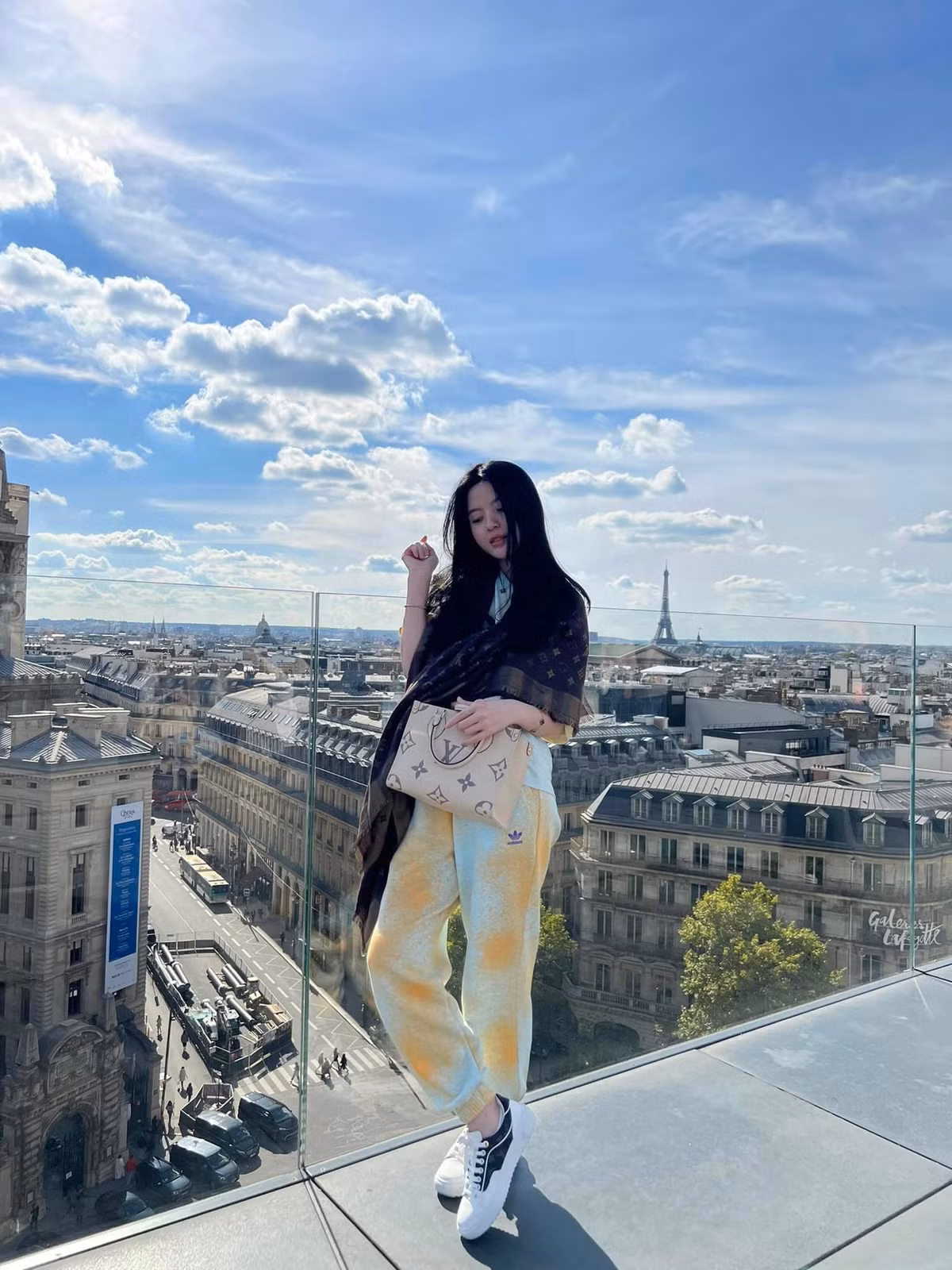 Từ một số hình ảnh đăng tải trên trang cá nhân cho thấy nàng WAGs có cuộc sống sang chảnh, thường xuyên khoe việc dùng đồ hiệu, có đời sống của một quý cô.