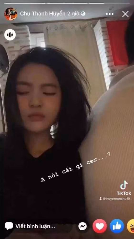 Ngoài ra, từ hậu cảnh phía sau, dân mạng tinh mắt nhận ra cặp Hải - Huyền đang sống chung một phòng.