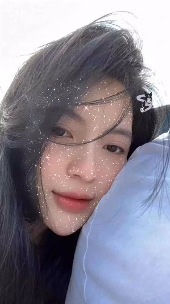 Trên trang cá nhân, dù không có bất cứ khoảnh khắc công khai nào ở bên nhau nhưng chỉ cần nhìn ảnh chụp, ai cũng dễ dàng nhận ra bạn gái Quang Hải và nam cầu thủ đang cùng nhau đi du hí ở trời Tây.