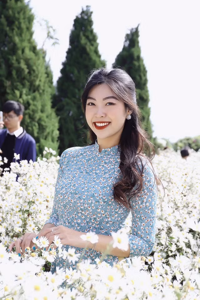 Sau khi bình tĩnh lại, Trà My quyết định tìm hiểu việc giảm cân một cách nghiêm túc và khoa học. Cô bạn bắt đầu tìm đến phương pháp Eatclean và những bài tập thể dục trên Youtube.