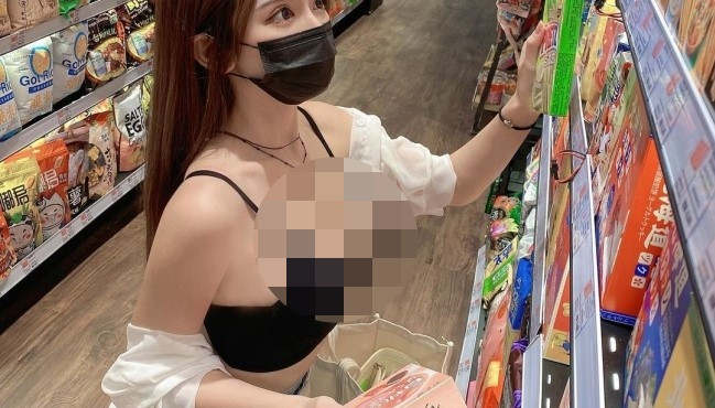 Thay vì ăn mặc chỉnh tề, nàng hot girl xứ Đài lại chọn cho mình những bộ cánh ngắn thật ngắn, khoét cổ thật sâu để lộ vòng 1 lõa lồ.