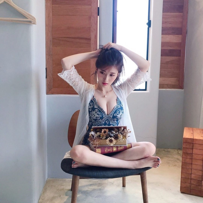 Sau khi những bức ảnh đi siêu thị của Vivian đăng tải, đa phần nhiều người cho rằng cô nàng cần tiết chế lại cách ăn mặc của mình, đặc biệt là ở những nơi công cộng.