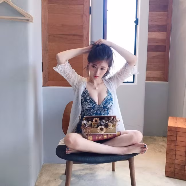 Sau khi những bức ảnh đi siêu thị của Vivian đăng tải, đa phần nhiều người cho rằng cô nàng cần tiết chế lại cách ăn mặc của mình, đặc biệt là ở những nơi công cộng.