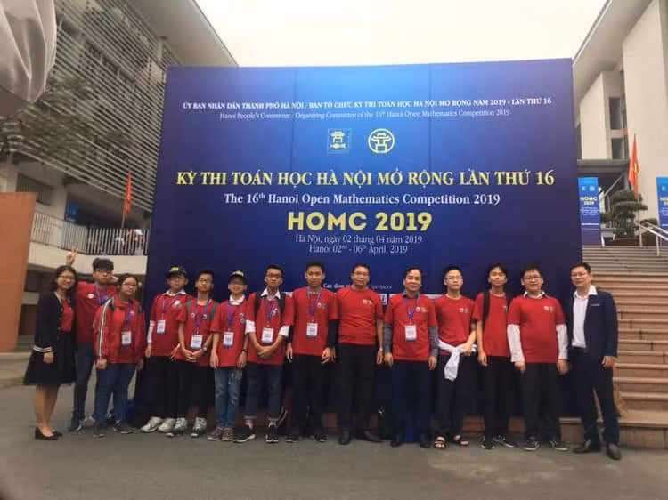 Thu khoa lop 10 chuyen Hoa 'am' luon A khoa chuyen Toan-Hinh-2