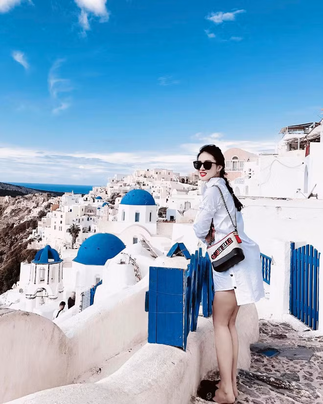 Thanh Tú vẫn giữ trọn vóc dáng gọn gàng, chân tay thon thả không chút đổi khác. Ngay cả hội gái chưa chồng nhìn vào còn thấy ghen tị huống hồ những mẹ bầu khác.