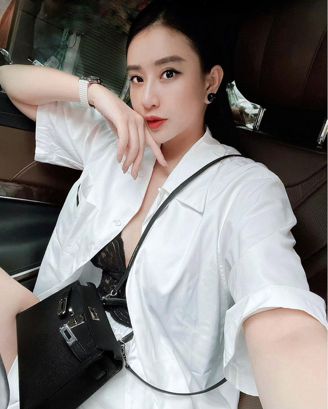 Nổi danh có phần muộn màng hơn các đàn chị trong giới rich kid song Thanh Tú lại chẳng kém cạnh ai về khoản xa hoa trong các cuộc đua hàng hiệu.