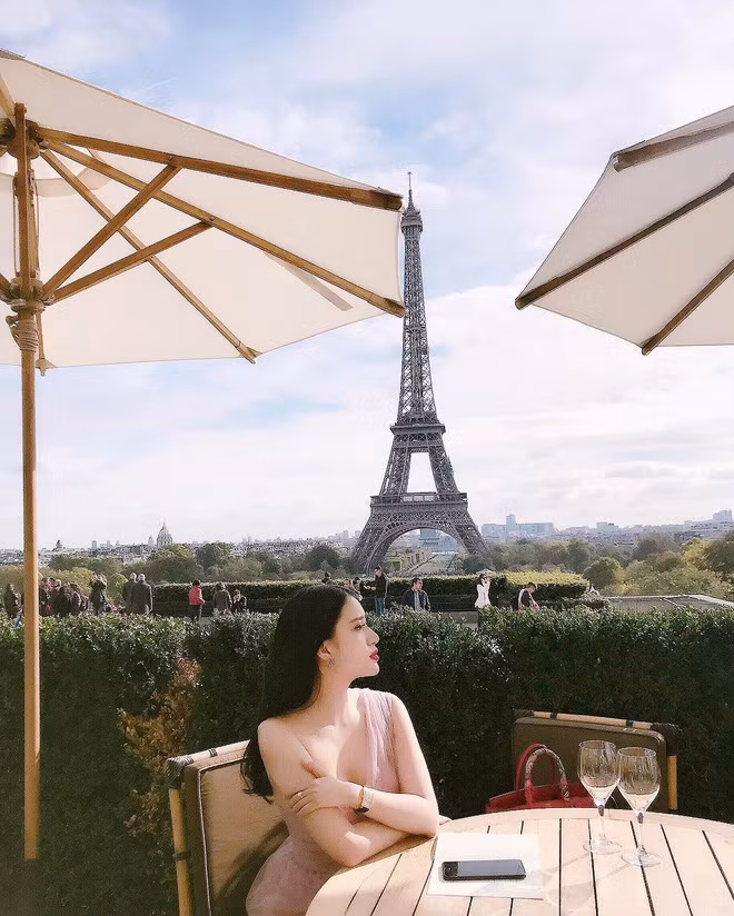 Trước đó, nàng rich kid cũng nhiều lần "phá đảo" đường đua bikini của hội gái đẹp.