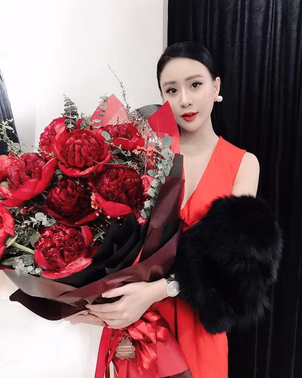 Theo hé lộ từ rich kid Thanh Tú thì cô nàng đang mang thai ở tuần thứ 26, tức chỉ còn vài tuần nữa thôi sẽ đến kỳ sinh nở.