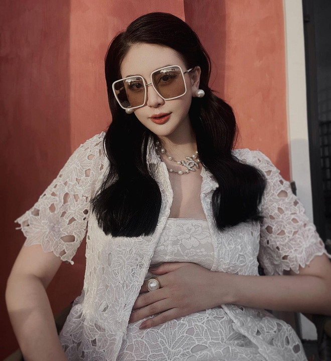 Ai bầu bí mà sồ sề, kém sắc, không dám chụp hình hay xuất hiện trên MXH thì không biết nhưng với gái xinh Thanh Tú thì chẳng có chuyện đó.