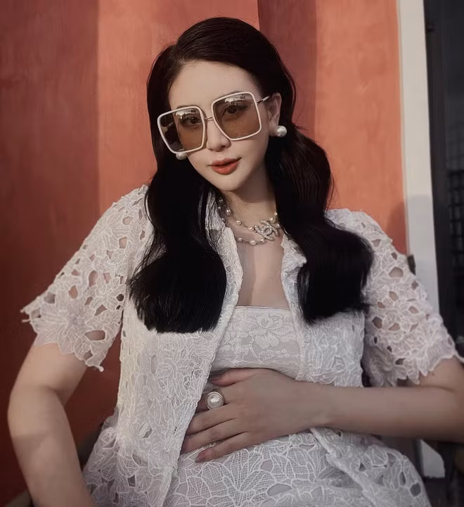 Ai bầu bí mà sồ sề, kém sắc, không dám chụp hình hay xuất hiện trên MXH thì không biết nhưng với gái xinh Thanh Tú thì chẳng có chuyện đó.