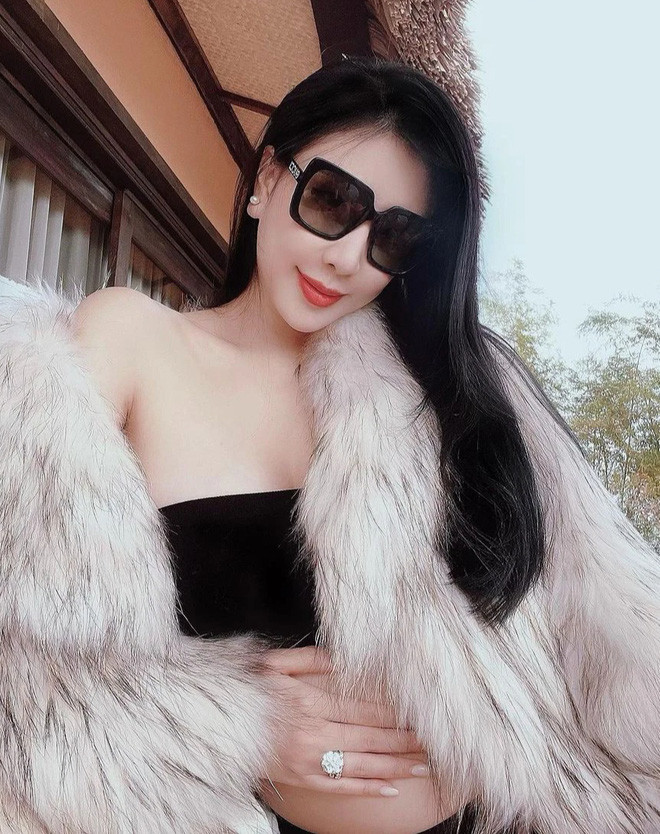 Trước giờ, người ta đã quen với việc trầm trồ vì thần thái và độ giàu có của Thanh Tú nhưng hiện tại, dân mạng buộc phải dành sự ngưỡng mộ cho cả việc nàng rich kid dù đang bầu nhưng vẫn xinh hết phần người khác.