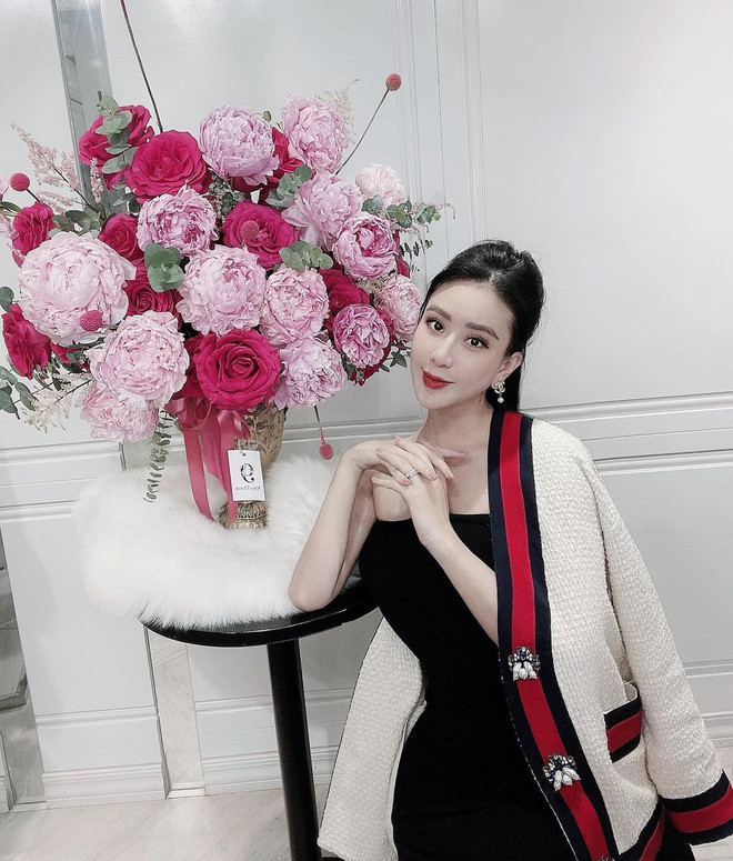 Nhiều người vẫn có một nỗi sợ hãi đến ám ảnh về chuyện xuống sắc, mất dáng khi bầu bí. Thế nhưng với rich kid bí ẩn nhất hội con nhà giàu Việt là Thanh Tú (Tuboo) vốn đã xinh đẹp thì thời gian mang thai không thể làm nhan sắc đi xuống.