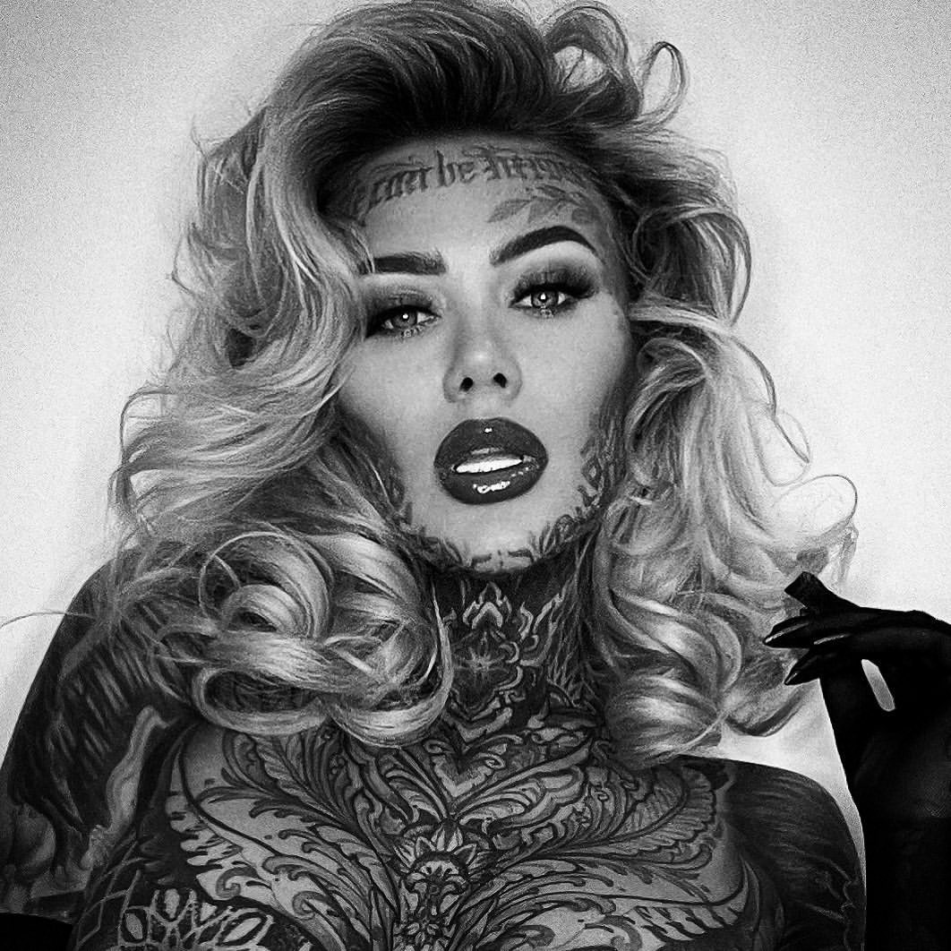 Thảo luận về một thử nghiệm xã hội cho TV khi cô che đi tất cả các hình xăm của mình, Becky cho biết cô đã nhận được nhiều sự giúp đỡ hơn từ mọi người khi xuất hiện mà không có mực.