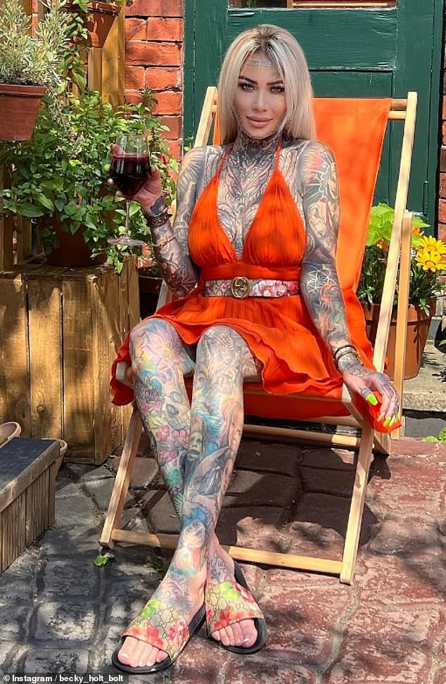 Người mẫu và người tạo ra OnlyFans đã chi hơn 35.000 bảng Anh (khoảng 1 tỷ đồng) cho những hình xăm chiếm 95% cơ thể, bao gồm các thiết kế nghệ thuật phức tạp trên mặt, cổ, nách và phần “nhạy cảm”.