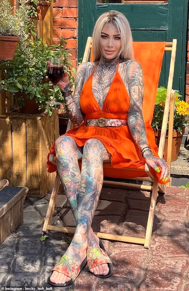 Người mẫu và người tạo ra OnlyFans đã chi hơn 35.000 bảng Anh (khoảng 1 tỷ đồng) cho những hình xăm chiếm 95% cơ thể, bao gồm các thiết kế nghệ thuật phức tạp trên mặt, cổ, nách và phần “nhạy cảm”.