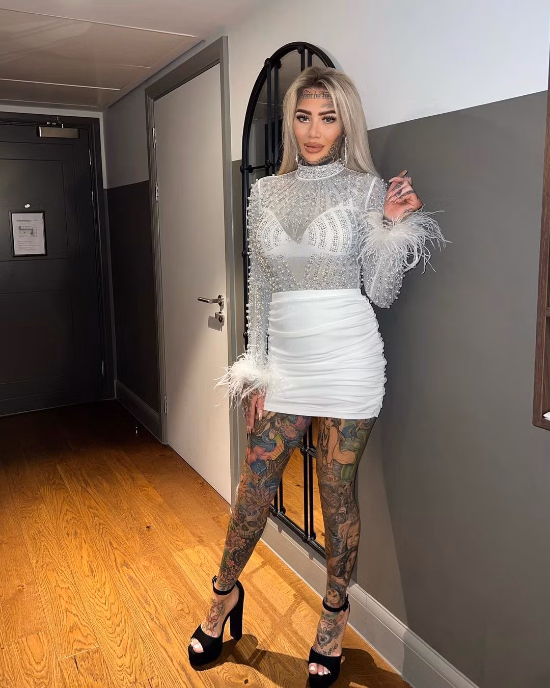 Và sau đó tôi bắt đầu có những cái rất to, một chân của tôi, một cánh tay của tôi. Tôi có bộ phim mê cung trên toàn bộ chân của tôi, đó là bộ phim yêu thích của tôi. Tôi có một tên cho bố mẹ tôi, một tên cho em gái tôi, tôi sẽ đặt tên cho con gái mình... nhưng một số tên không có ý nghĩa”, bà mẹ một con chia sẻ.