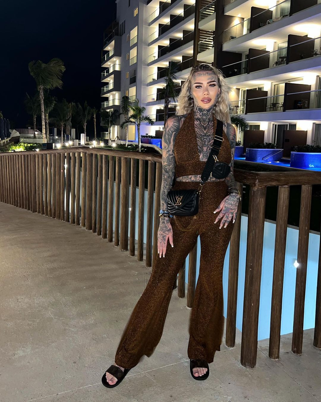 Giống như họ không nghĩ rằng tôi có thể nghe thấy, họ sẽ nói chuyện khá cởi mở, khá to và thực sự thô lỗ về ngoại hình của tôi, đó là cơ thể và sự lựa chọn của tôi nên nếu mọi người không thích điều đó, tôi cũng không quan tâm”. Cô gái xăm kín người cho biết thêm.