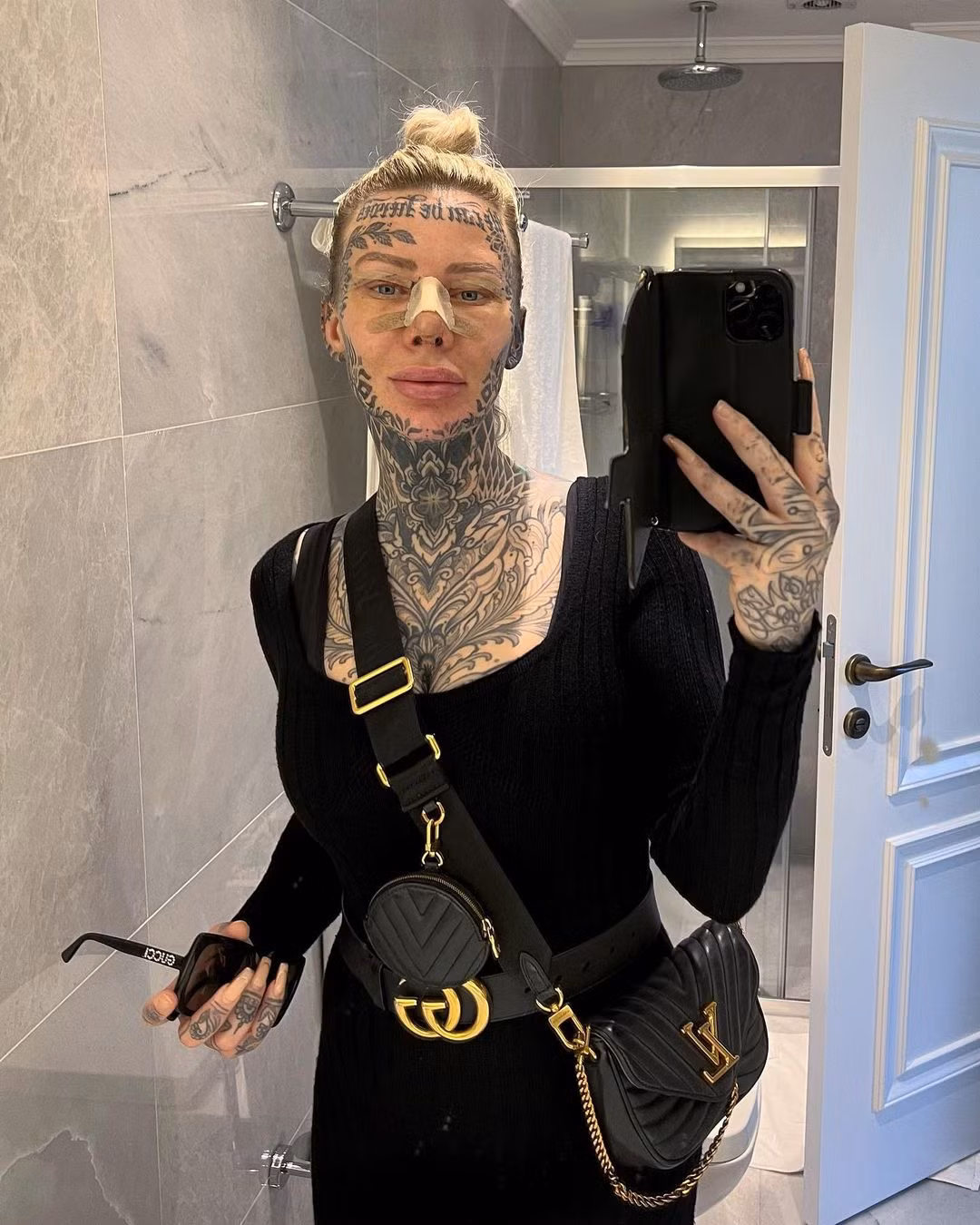 Becky từng cho biết: “Tôi thích nổi bật, tôi yêu các tác phẩm nghệ thuật, tôi yêu thời gian và sự cống hiến cần có, vì vậy tôi đã làm theo và mặc đồ che thân. Hình xăm lớn đầu tiên ở trên đùi tôi – đó là Ganesh – nhưng nó vẫn được che kín, vì vậy nếu bạn nhìn thấy tôi trên đường, bạn sẽ không biết tôi có hình xăm...