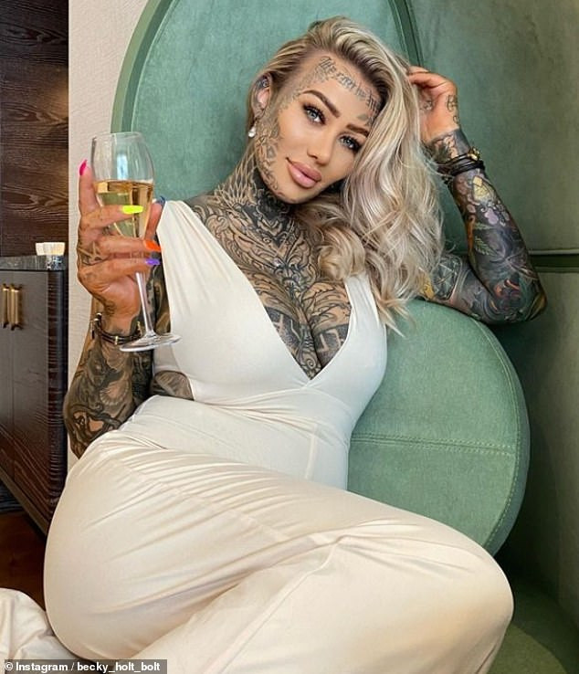 Co nang xam kin nguoi bi tu choi phuc vu trong nha hang