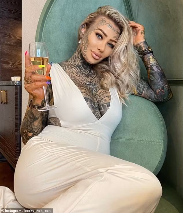 Co nang xam kin nguoi bi tu choi phuc vu trong nha hang