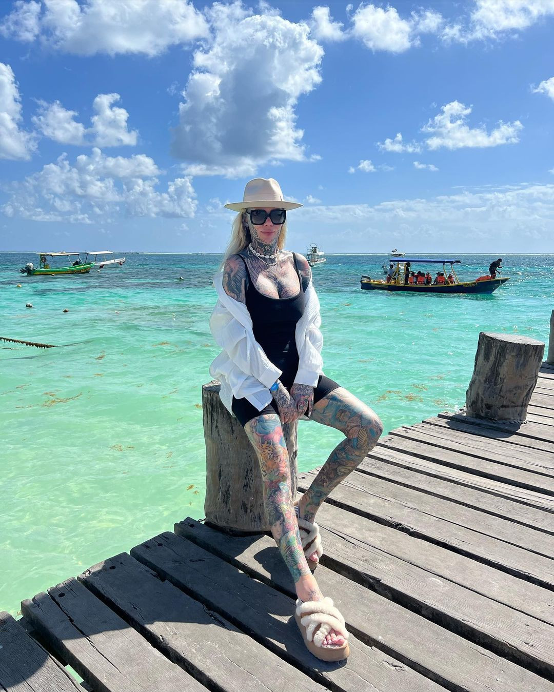 Becky cho biết: “Mọi người có xu hướng giúp đỡ tôi nhiều hơn khi tôi đặt câu hỏi hoặc nhờ giúp đỡ, và nhiều người thực sự rất thô lỗ với tôi khi tôi có hình xăm. Tôi nghĩ mọi người nghĩ nó hơi côn đồ và sợ tôi...