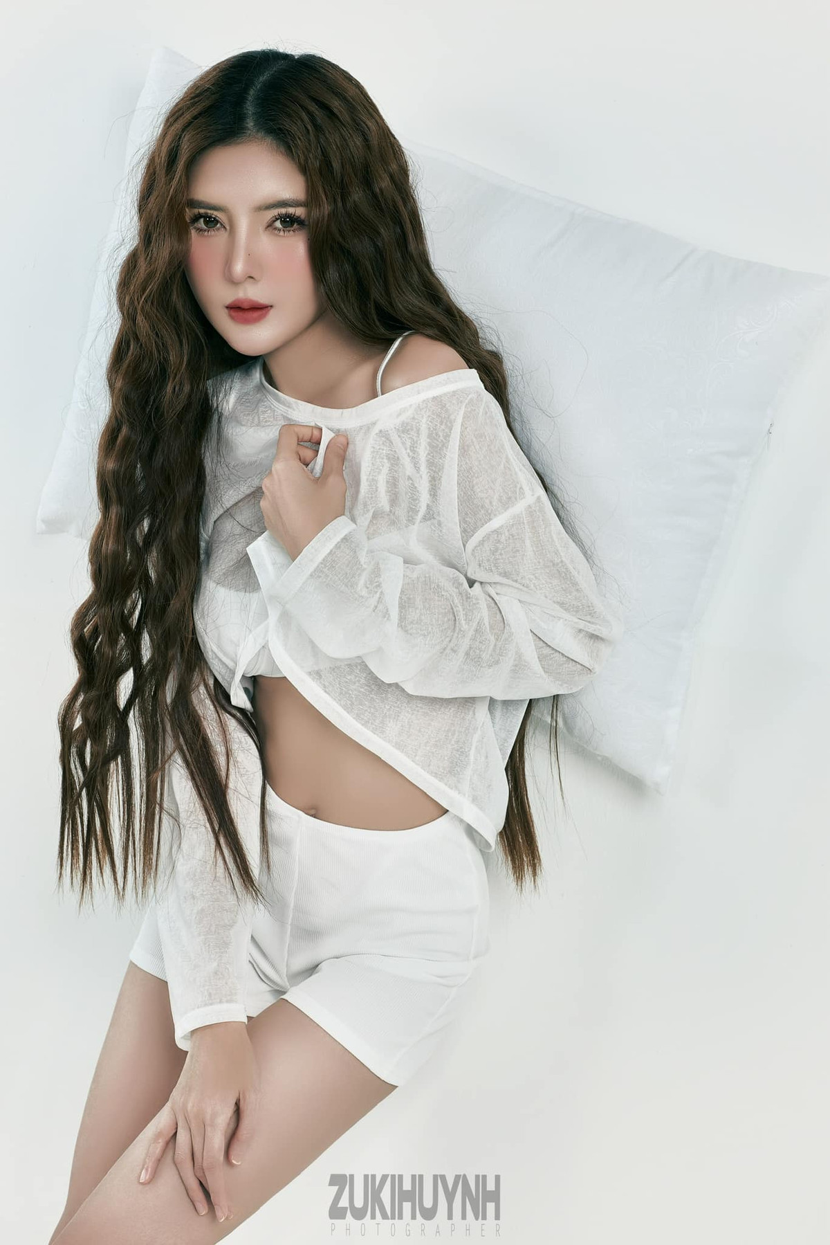 Với gương mặt trong sáng, Lilly Luta luôn lựa chọn phong cách nữ tính.