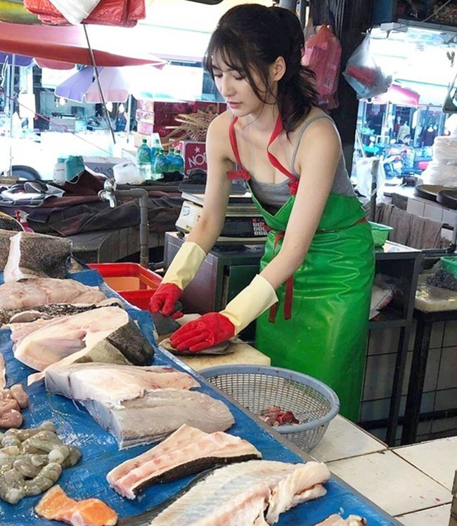 Tôi có một gương mặt xinh đẹp, body chuẩn nên mặc sườn xám rất đẹp. Hình ảnh này cũng nhanh chóng được lan truyền trên mạng xã hội, mọi người cũng biết đến tôi nhiều hơn". Nữ chủ quán trà sữa gây tranh cãi mới đây nói thêm.