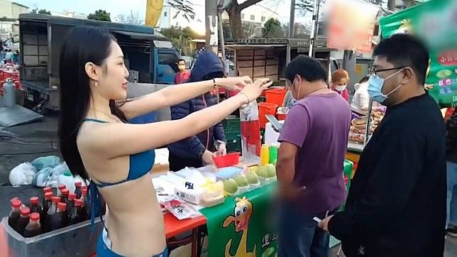 Trước những ý kiến trái chiều từ cư dân mạng, chủ quán trà sữa ven đường nói trên đã chia sẻ: "Thành thật mà nói, Trung Quốc có hơn một tỷ người và thế giới có hơn 8 tỷ người, nếu bạn ăn mặc bình thường, bạn có thể nhanh chóng để người khác nhìn thấy đồ của mình không? Sau khi tốt nghiệp đại học, tôi theo học Đại học, đã đi nhiều nơi trên thế giới và tôi nghĩ kiểu sáng tạo (quần áo) này rất bình thường và tôi không nghĩ có gì sai trái cả...