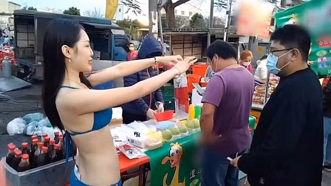 Trước những ý kiến trái chiều từ cư dân mạng, chủ quán trà sữa ven đường nói trên đã chia sẻ: "Thành thật mà nói, Trung Quốc có hơn một tỷ người và thế giới có hơn 8 tỷ người, nếu bạn ăn mặc bình thường, bạn có thể nhanh chóng để người khác nhìn thấy đồ của mình không? Sau khi tốt nghiệp đại học, tôi theo học Đại học, đã đi nhiều nơi trên thế giới và tôi nghĩ kiểu sáng tạo (quần áo) này rất bình thường và tôi không nghĩ có gì sai trái cả...