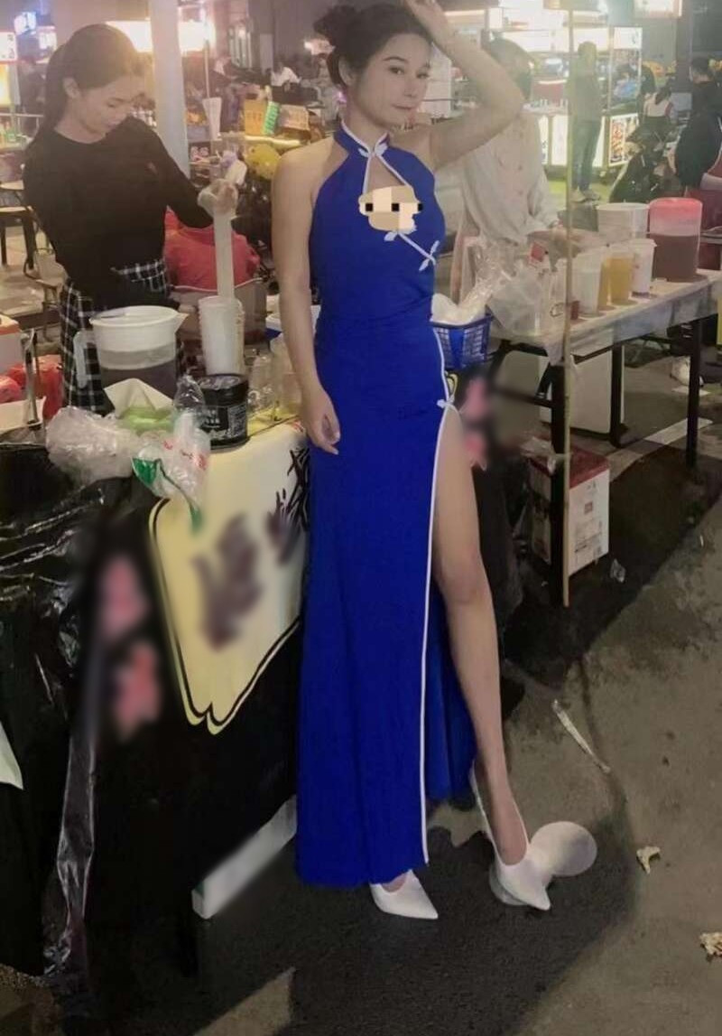 Theo Jiupai News, nhiều người cho rằng cô gái này đang lợi dụng vẻ ngoài của mình, cố tình ăn mặc gợi cảm để thu hút khách hàng, vì lợi nhuận.