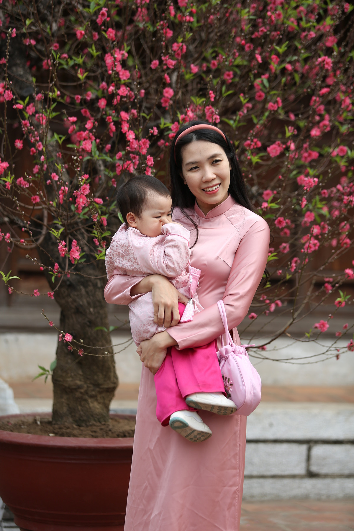 Với không gian cổ kính, Văn Miếu - Quốc Tử Giám cũng là nơi mà nhiều gia đình chọn để du xuân.