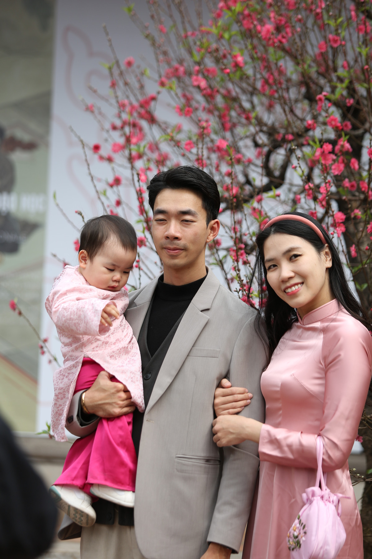 Hội Chữ Xuân Giáp Thìn 2024 có sự tham gia của 40 ông đồ, được bố trí xung quanh Hồ Văn thuộc di tích Văn Miếu - Quốc Tử Giám phục vụ nhu cầu của du khách đến xin chữ nhân dịp đầu xuân năm mới.