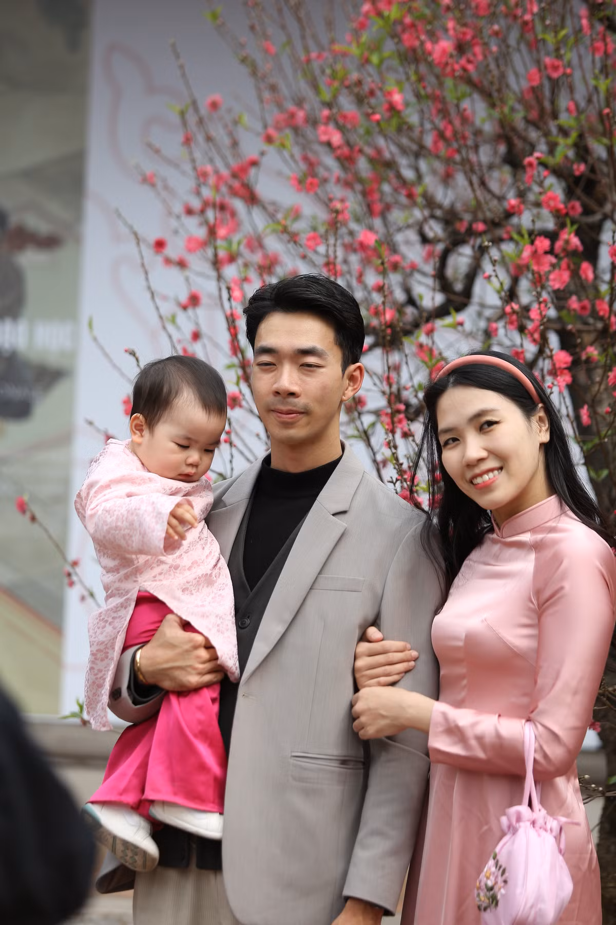 Hội Chữ Xuân Giáp Thìn 2024 có sự tham gia của 40 ông đồ, được bố trí xung quanh Hồ Văn thuộc di tích Văn Miếu - Quốc Tử Giám phục vụ nhu cầu của du khách đến xin chữ nhân dịp đầu xuân năm mới.