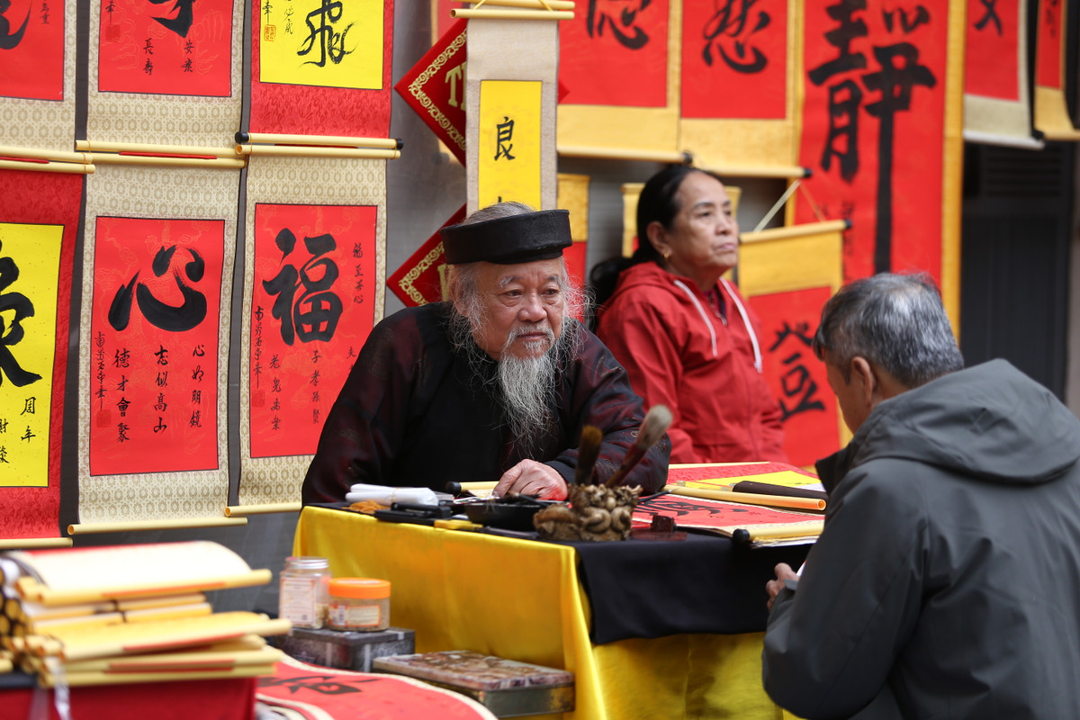 Theo Giám đốc Trung tâm Hoạt động văn hóa, khoa học Văn Miếu - Quốc Tử Giám Lê Xuân Kiêu, việc bố trí không gian Hội Chữ Xuân Giáp Thìn 2024 ở khu vực Hồ Văn thuộc Di tích quốc gia đặc biệt Văn Miếu - Quốc Tử Giám là sự mới mẻ so với những năm trước, giúp lan tỏa mạnh mẽ hơn các giá trị văn hóa tới đông đảo người dân và du khách.