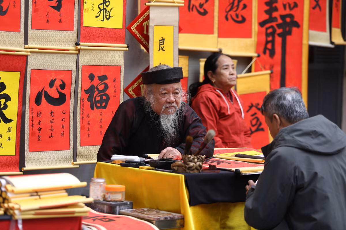 Theo Giám đốc Trung tâm Hoạt động văn hóa, khoa học Văn Miếu - Quốc Tử Giám Lê Xuân Kiêu, việc bố trí không gian Hội Chữ Xuân Giáp Thìn 2024 ở khu vực Hồ Văn thuộc Di tích quốc gia đặc biệt Văn Miếu - Quốc Tử Giám là sự mới mẻ so với những năm trước, giúp lan tỏa mạnh mẽ hơn các giá trị văn hóa tới đông đảo người dân và du khách.