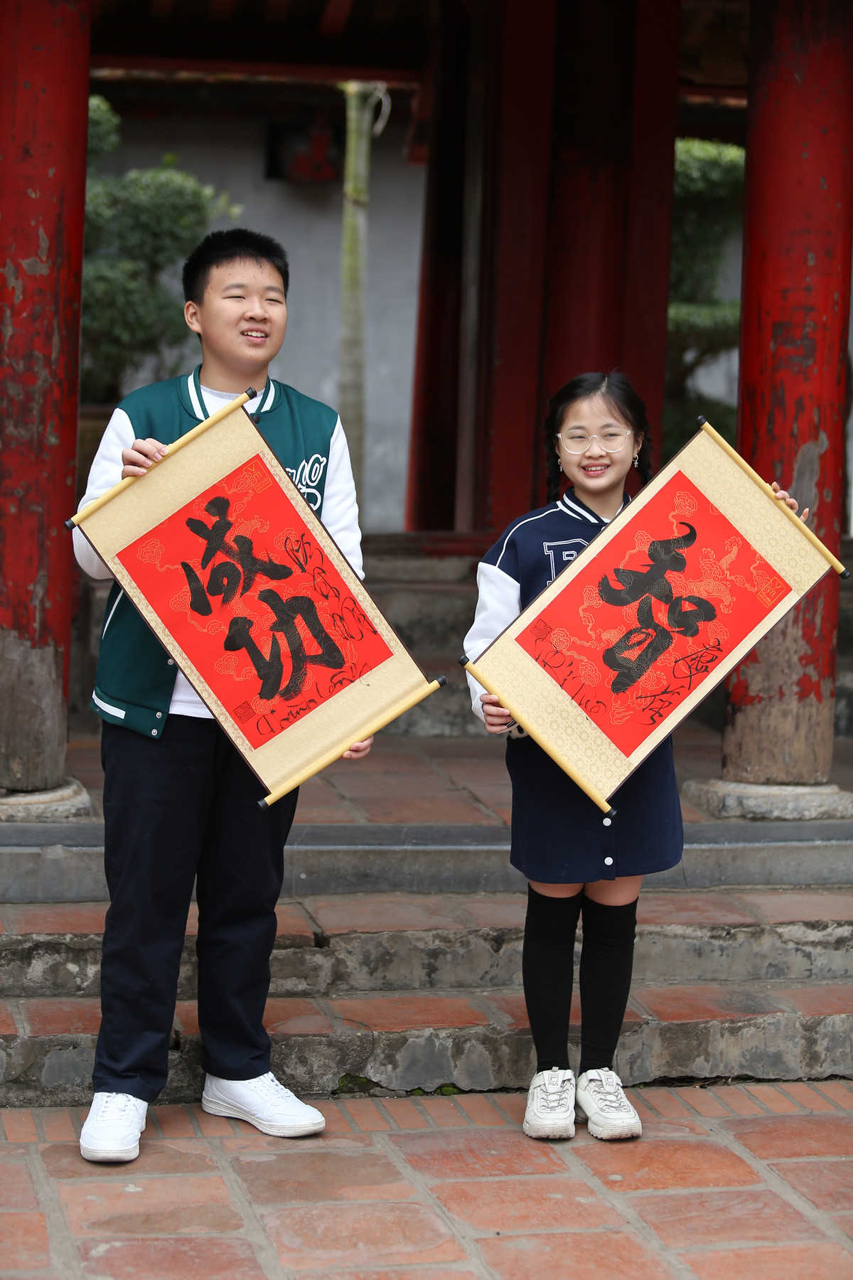 Đặc biệt, rất đông học sinh, sinh viên đến xin chữ, cầu mong được học hành tiến bộ, đỗ đạt thành tài trong ngày mùng 3 Tết tại Văn Miếu - Quốc Tử Giám.