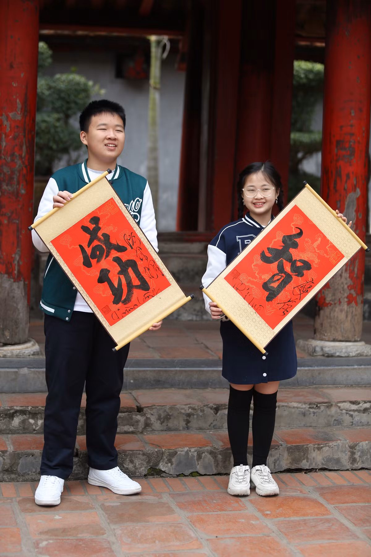 Đặc biệt, rất đông học sinh, sinh viên đến xin chữ, cầu mong được học hành tiến bộ, đỗ đạt thành tài trong ngày mùng 3 Tết tại Văn Miếu - Quốc Tử Giám.