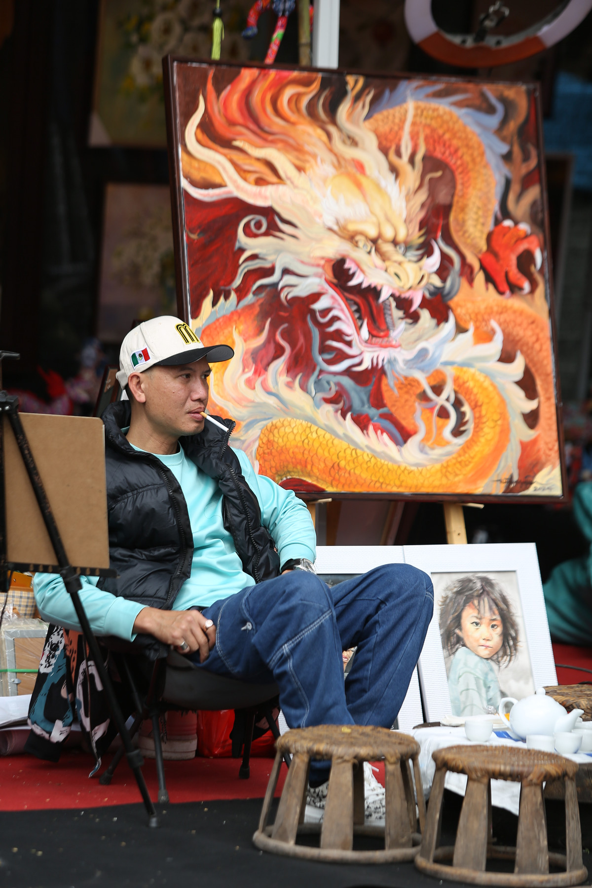 Các chữ phổ biến như: Phúc; Lộc; Tài; Nhẫn; Thành; Đạt... được viết sẵn đóng khung, giá 300.000 đồng/bức.