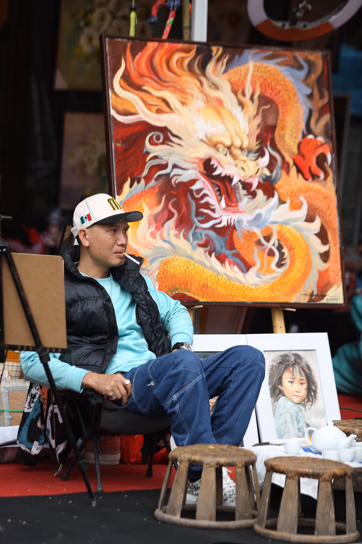 Các chữ phổ biến như: Phúc; Lộc; Tài; Nhẫn; Thành; Đạt... được viết sẵn đóng khung, giá 300.000 đồng/bức.