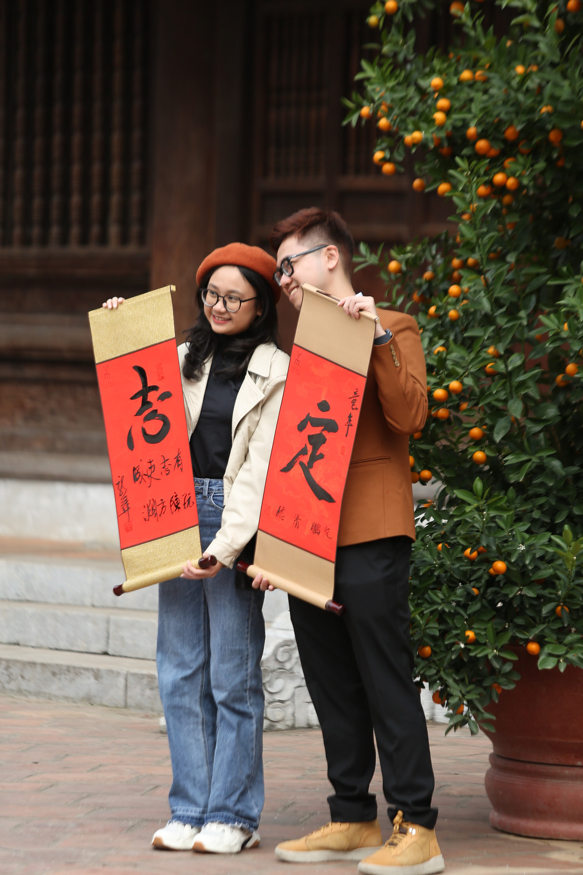 Không khí lễ hội xuân tưng bừng cả bên ngoài và trong khuôn viên Văn Miếu - Quốc Tử Giám.