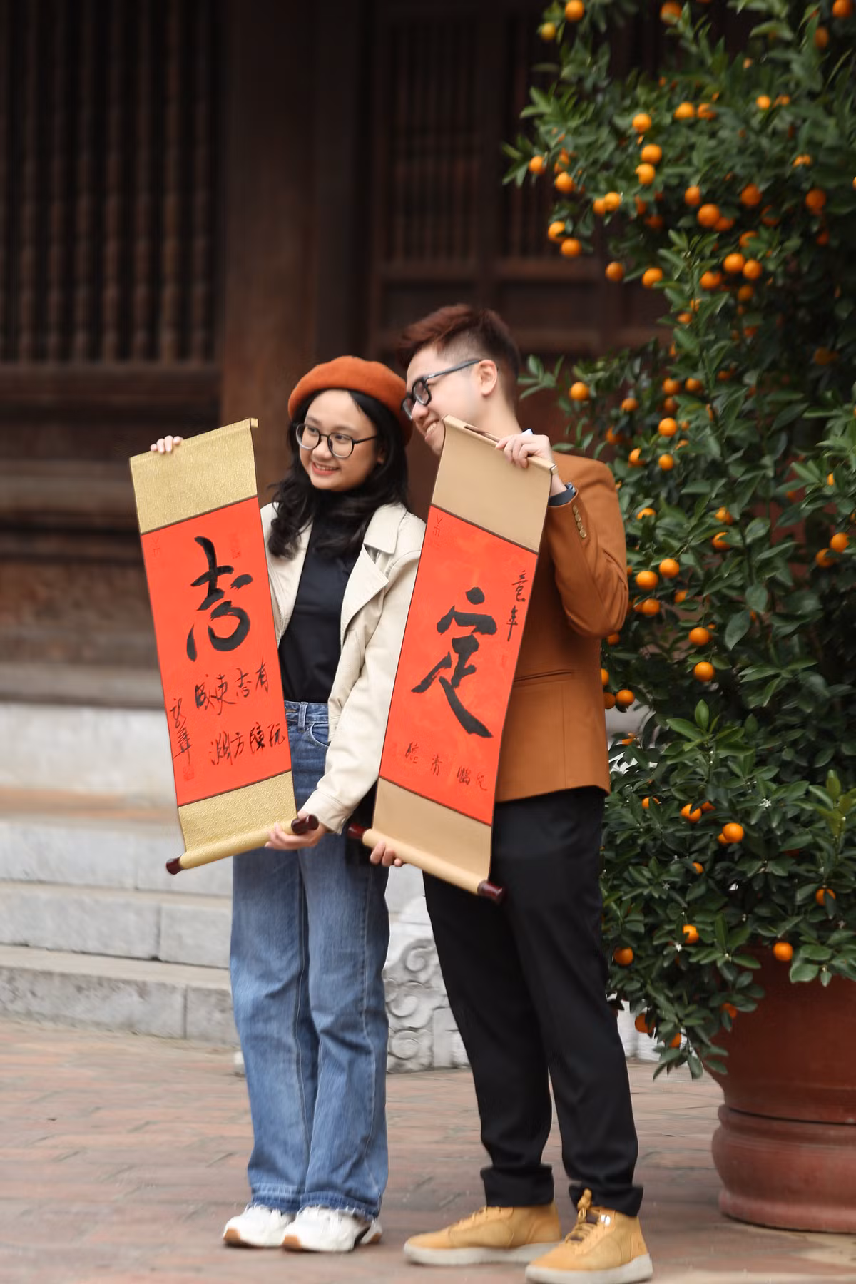 Không khí lễ hội xuân tưng bừng cả bên ngoài và trong khuôn viên Văn Miếu - Quốc Tử Giám.