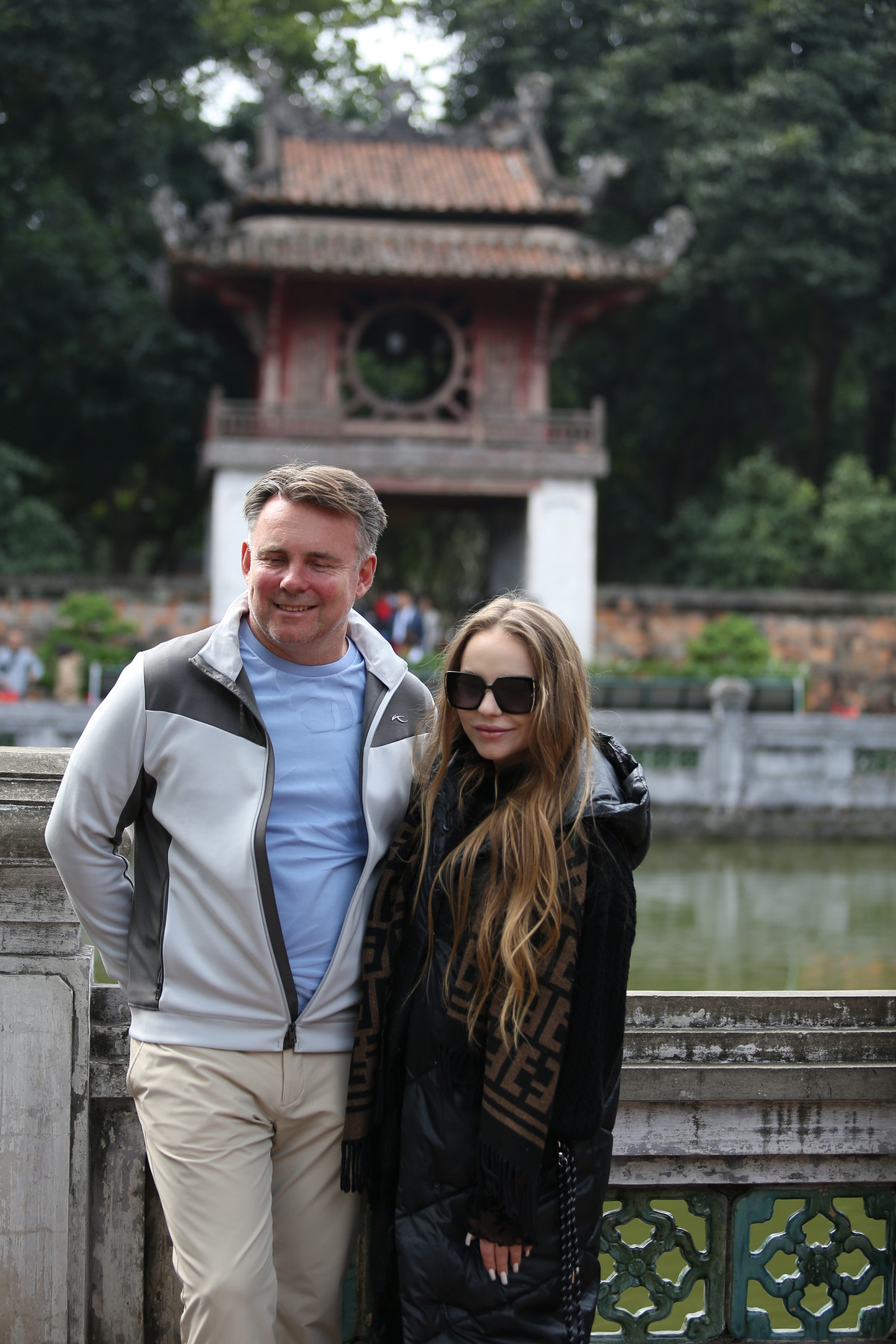 Cả du khách nước ngoài cũng hào hứng chụp ảnh.